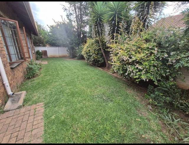 2 BEDROOM TOWNHOUSE FOR SALE IN VANDERBIJLPARK SE 3